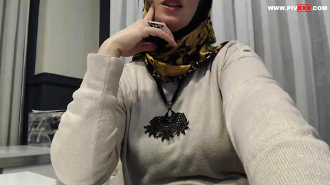 Türbanlı kadın izleyenlerin ısrarına dayanamıyor ve amını gösteriyor