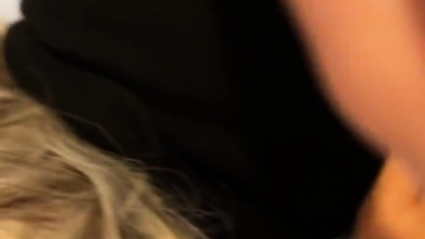 Maskeli sarışın hatun güzel oral sex