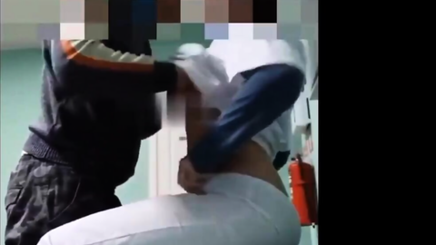 Kayseride özel hastanede doktor hemşireyi sedye üzerinde sikti
