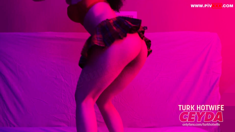 Genç üniversiteli eteğimi sizin için giydim ve dans ettim – Hotwife Ceyda