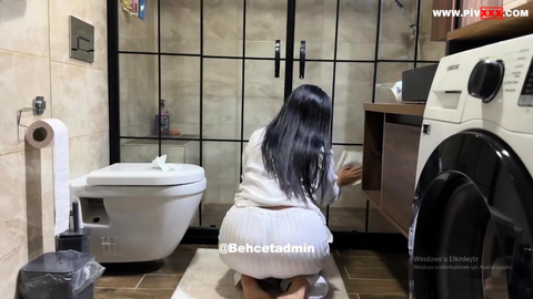 Talya Burcu beyaz pijaması ile domala domala banyoyu temizledi