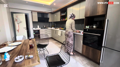 Fatma mutfakta eğilip kalkarken her telden azgınlık yapıyor