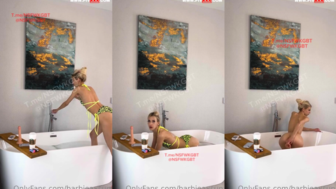 Barbie Aysu küvette dildo ile oynuyor