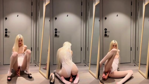 Barbie Aysu dildoyla amını parmaklıyor ayna önünde