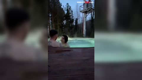 tango doa jakuzide adamın kucağına oturup öpüşüyor