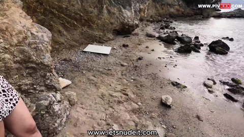 Letsnudeit ormanda şişman poposunu siktiriyor