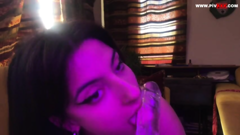 Nadeiline mor ışıkta dildoyu emiyor