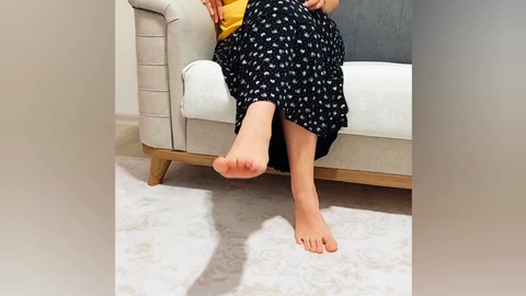 Evli Elif Burak kadını ayaklarını ve amını sergiliyor