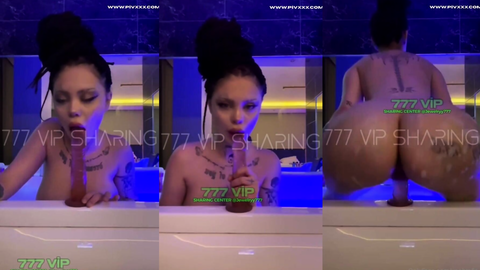 Yeahmur dildoyu güzelce kayganlaştırdıktan sonra işini hallediyor