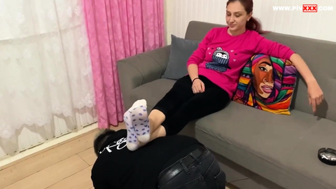 AYAĞINI KÖLENİN AĞZINA SOKUYOR