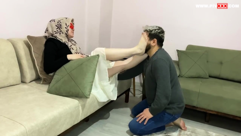 TÜRBANLI KRALİÇE KÖLESİNE ACIMIYOR