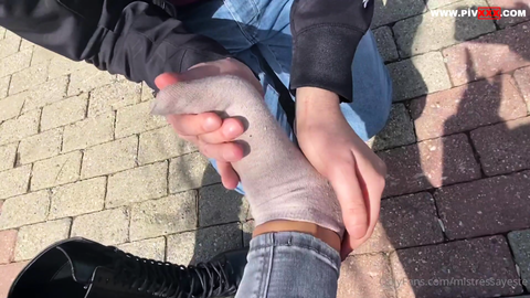 Worship my divine feet!