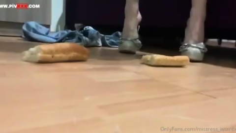 Ekmek eziyorum