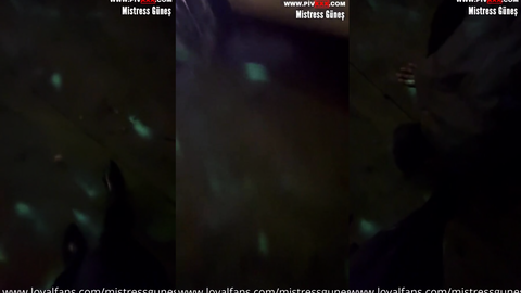 I fed my dog fruit under my feet on the street
