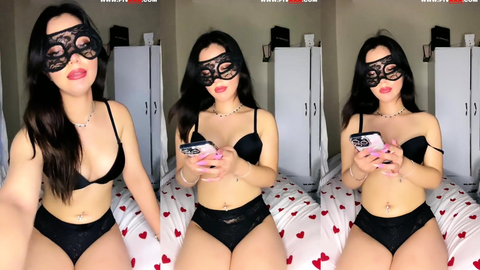 Tango Cilekli Kiz Çilekli Kız Ifşa Nude Yatağında Yayın Yaptı