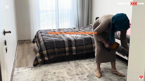 Fatma'nın Evde Yalnız Temizliği Kalça Şovu Oldu
